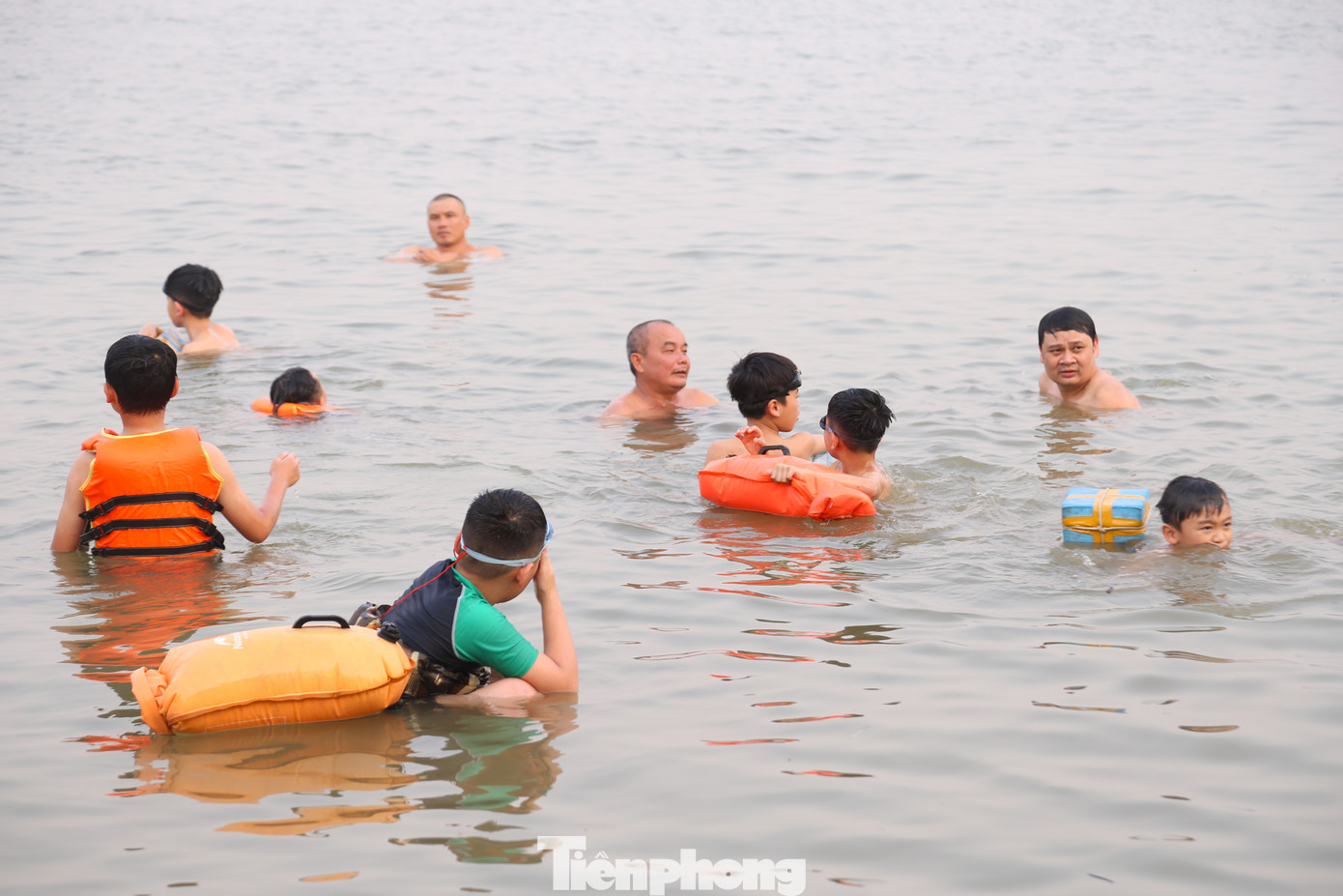 Ghi nhận khoảng 17h30 chiều 27/4, rất đông các gia đình đưa con ra sông Lam tắm mát. Khu vực này nước không quá sâu, lại chảy êm nên được người dân lựa chọn là nơi đưa con ra tập bơi, tắm mát.