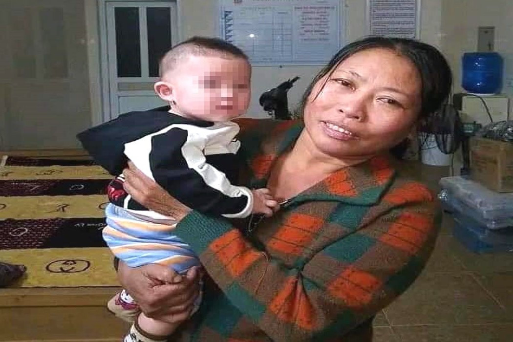 Cháu bé được đưa tới Trạm Y tế xã Diễn An để kiểm tra sức khỏe. Cháu bé được đưa tới Trạm Y tế xã Diễn An để kiểm tra sức khỏe.