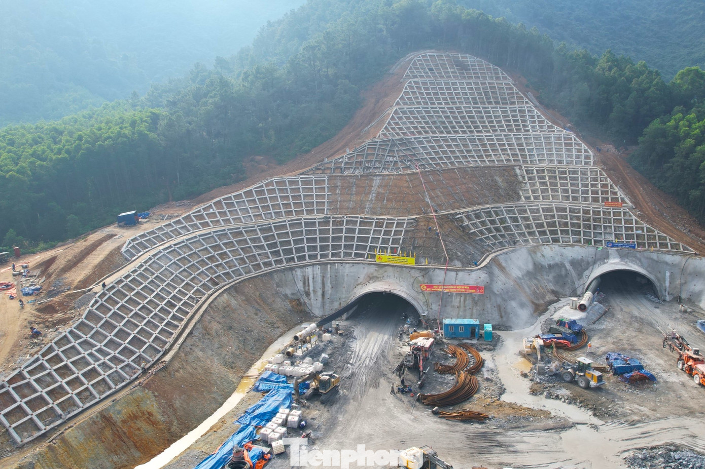 Ông Nguyễn Quân - tư vấn giám sát - chia sẻ: “Hầm có chiều dài 1.280m, xuyên qua núi Thần Vũ nối xã Diễn Phú, huyện Diễn Châu và xã Nghi Đồng, huyện Nghi Lộc. Đến thời điểm này, nhà thầu đã khoan được khoảng 400m cửa hầm phải và khoảng 250m cửa hầm trái. Hiện các nhà thầu đang tập trung thi công xuyên Tết để đảm bảo tiến độ”. Ông Nguyễn Quân - tư vấn giám sát - chia sẻ: “Hầm có chiều dài 1.280m, xuyên qua núi Thần Vũ nối xã Diễn Phú, huyện Diễn Châu và xã Nghi Đồng, huyện Nghi Lộc. Đến thời điểm này, nhà thầu đã khoan được khoảng 400m cửa hầm phải và khoảng 250m cửa hầm trái. Hiện các nhà thầu đang tập trung thi công xuyên Tết để đảm bảo tiến độ”.