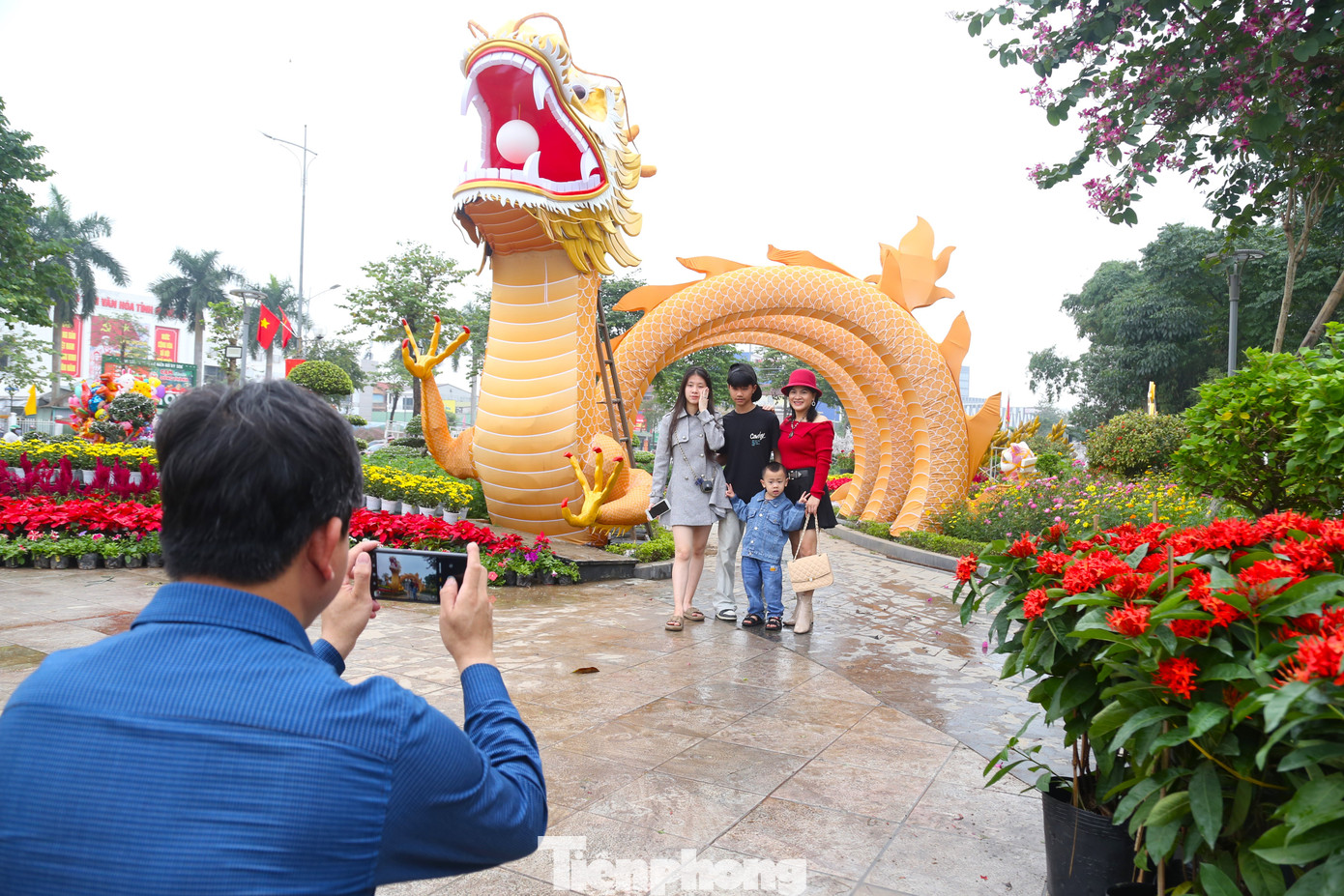 Chị Nguyễn Thùy Linh (trú phường Trường Thi, TP Vinh) chia sẻ: “Sáng nay nghe tin phố đi bộ đã có linh vật rồng, tôi đưa các con ra để chiêm ngưỡng, chụp ảnh. Tôi thấy cách tạo hình linh vật rồng năm nay ở phố đi bộ rất đẹp và thần thái. Các con cũng rất thích thú”.