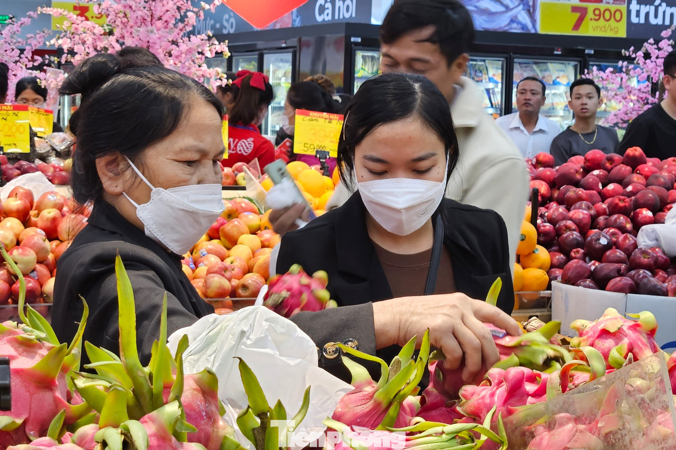 Người dân chọn hoa quả thắp hương ngày Tết.
