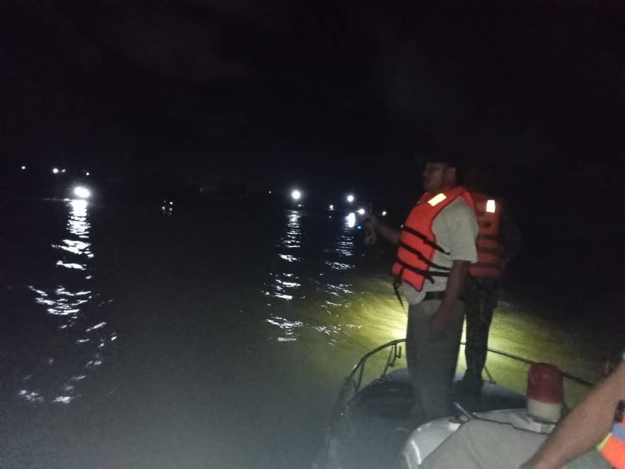 Xuyên đêm tìm kiếm tung tích 2 học sinh mất tích khi tắm biển Xuyên đêm tìm kiếm tung tích 2 học sinh mất tích khi tắm biển