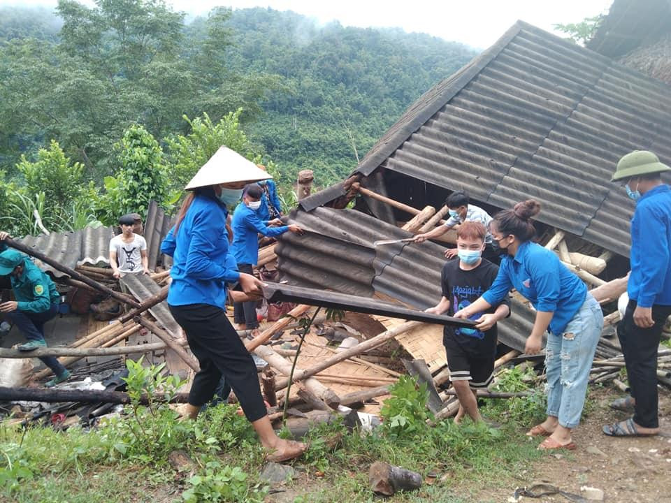 Thanh niên giúp dân tháo dỡ, vận chuyển đồ đạc Thanh niên giúp dân tháo dỡ, vận chuyển đồ đạc