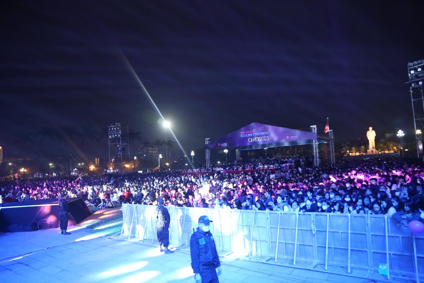 Hàng nghìn người đổ về Quảng trường Hồ Chí Minh chào đón năm mới 2023. Ảnh: Thu Hiền Hàng nghìn người đổ về Quảng trường Hồ Chí Minh chào đón năm mới 2023. Ảnh: Thu Hiền