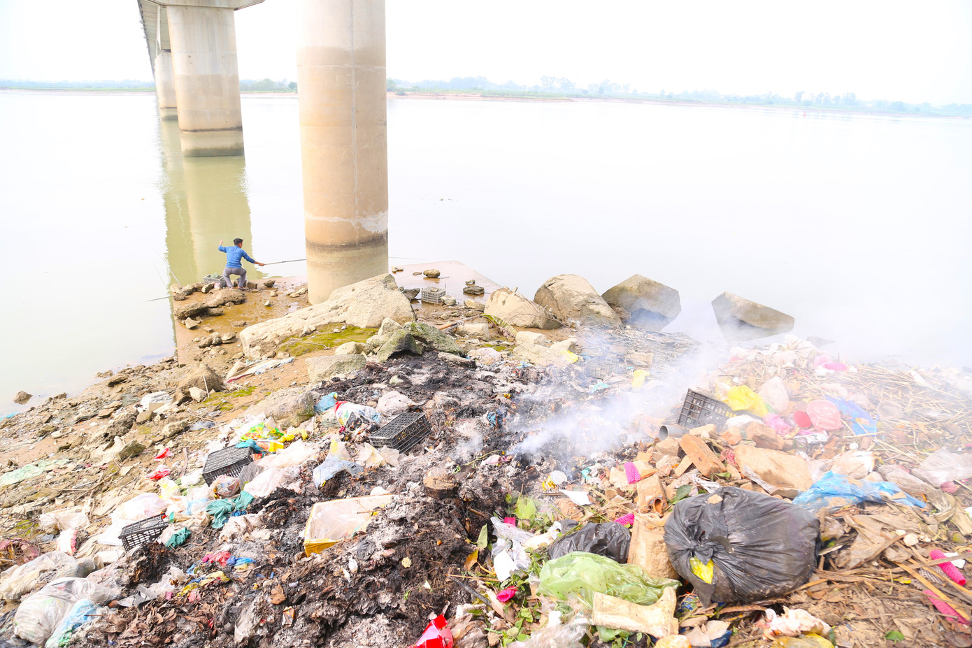 Nhiều bãi rác bị đốt tại chỗ gây ô nhiễm môi trường.