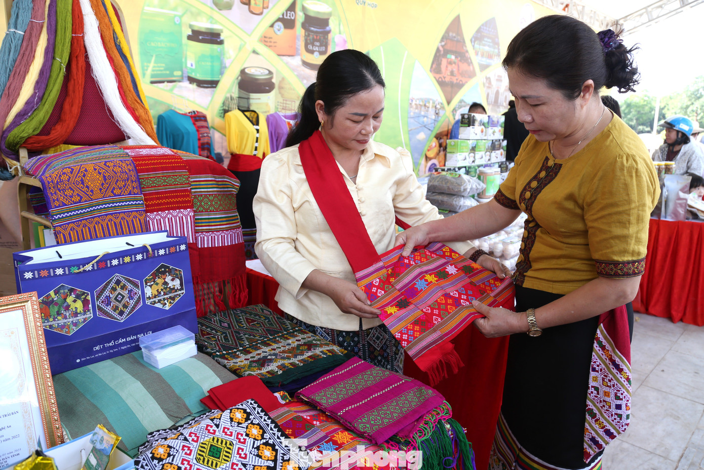 Qua những đôi tay tài hoa, sáng tạo, sự cần cù của bà con làng nghề dệt thổ cẩm ở Na Loi, đời sống người dân ngày càng khởi sắc, phát triển. Nghề dệt thổ cẩm cũng trở thành mũi nhọn kinh tế, mang lại thu nhập ổn định cho bà con nhân dân. Qua những đôi tay tài hoa, sáng tạo, sự cần cù của bà con làng nghề dệt thổ cẩm ở Na Loi, đời sống người dân ngày càng khởi sắc, phát triển. Nghề dệt thổ cẩm cũng trở thành mũi nhọn kinh tế, mang lại thu nhập ổn định cho bà con nhân dân.