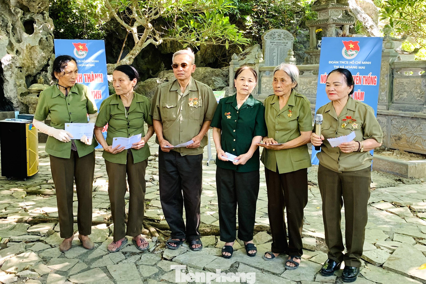 Tặng quà cho các cựu TNXP