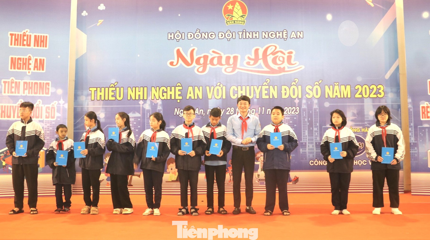 Anh Trần Linh - Phó Bí thư Tỉnh Đoàn, Chủ tịch Hội đồng Đội tỉnh Nghệ An trao tặng 10 suất quà cho 10 học sinh có hoàn cảnh khó khăn, vươn lên học tốt. Anh Trần Linh - Phó Bí thư Tỉnh Đoàn, Chủ tịch Hội đồng Đội tỉnh Nghệ An trao tặng 10 suất quà cho 10 học sinh có hoàn cảnh khó khăn, vươn lên học tốt.