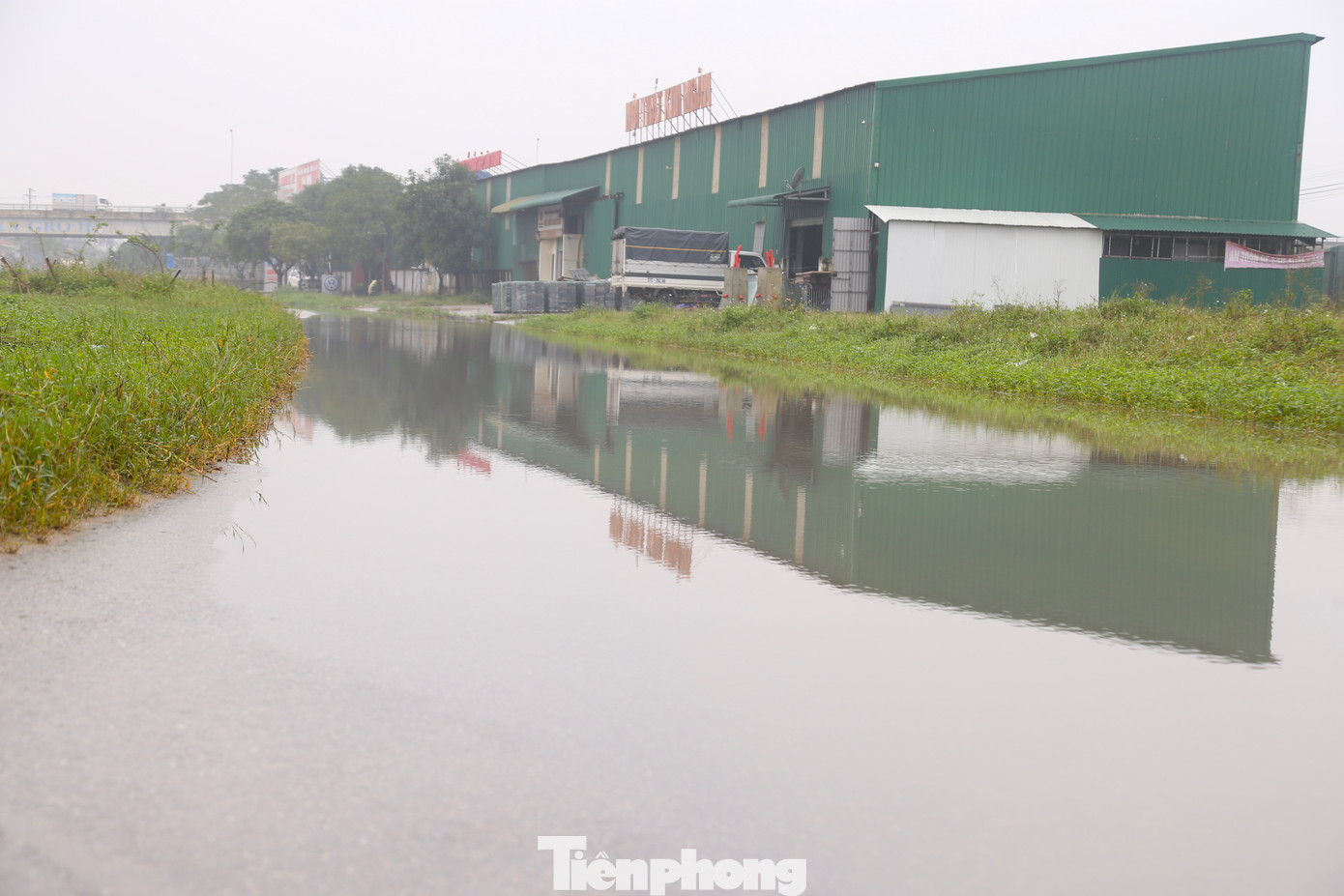 Do tuyến đường chưa hoàn thiện, hệ thống tiêu thoát nước chưa được đấu nối dẫn đến tình trạng ngập úng kéo dài. Chỉ cần một trận mưa nhỏ là nước tràn mặt đường.