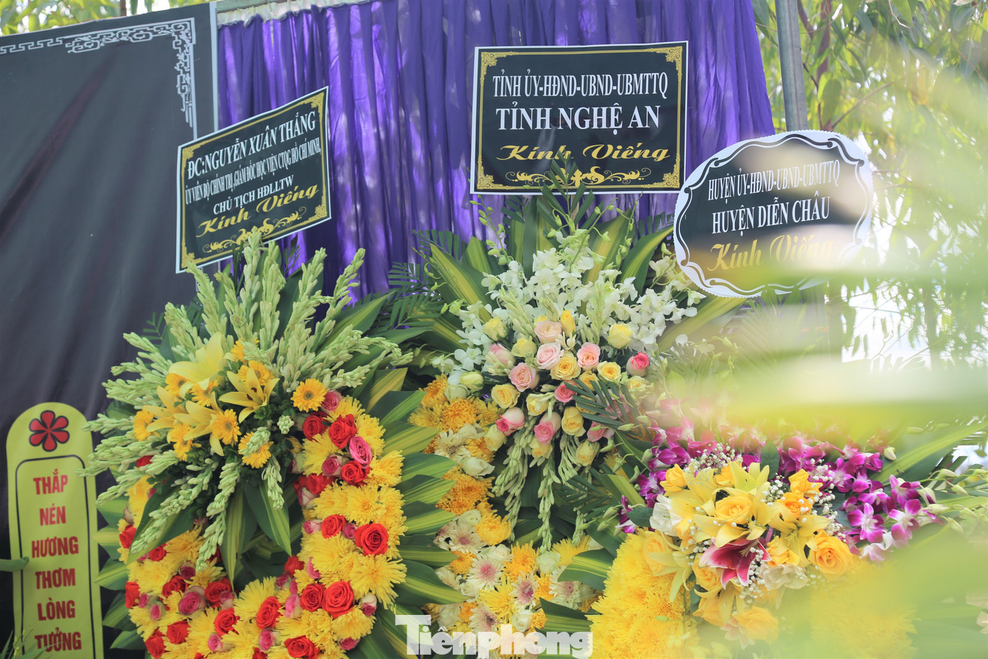 Lãnh đạo tỉnh Nghệ An, huyện Diễn Châu gửi hoa phúng viếng