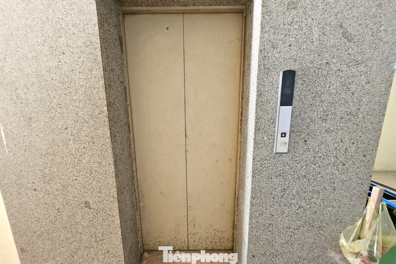 Hầu hết các thang máy tại chợ đã không còn hoạt động, hư hỏng, bỏ hoang phí...