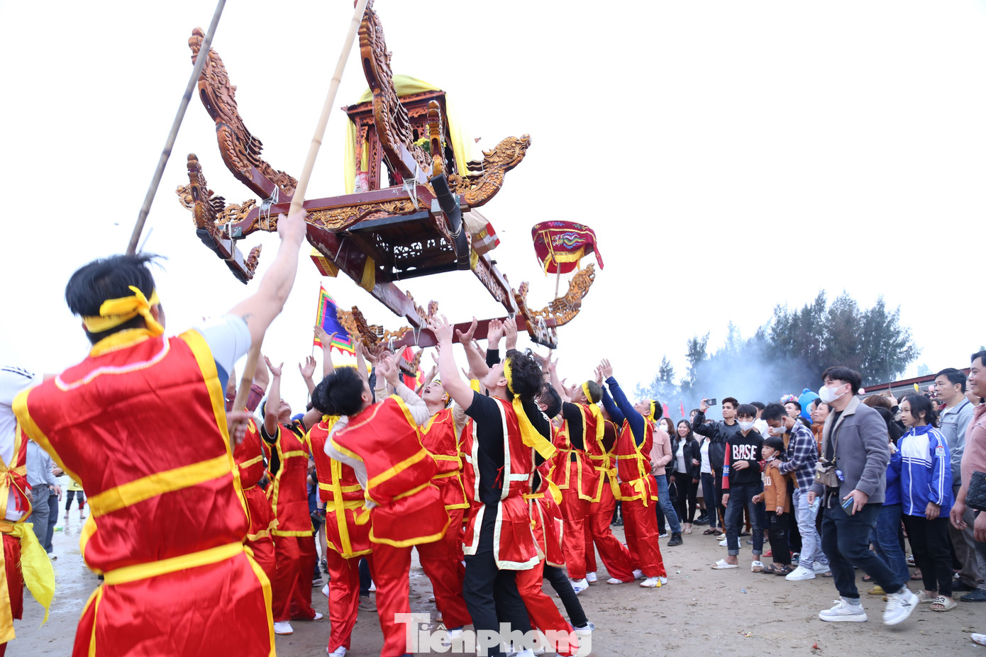 Những thanh niên vác và tung kiệu phải có sức khỏe, sự dẻo dai.