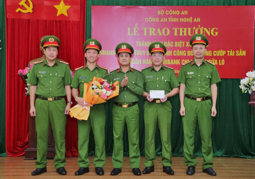 Lãnh đạo Công an tỉnh Nghệ An khen thưởng cho các cá nhân, tập thể phá án vụ cướp ngân hàng Lãnh đạo Công an tỉnh Nghệ An khen thưởng cho các cá nhân, tập thể phá án vụ cướp ngân hàng