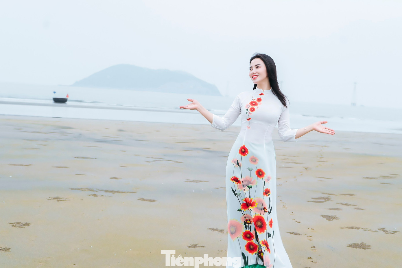 Những bông hoa cúc biển trở thành điểm nhấn tô thêm vẻ đẹp của người phụ nữ.
