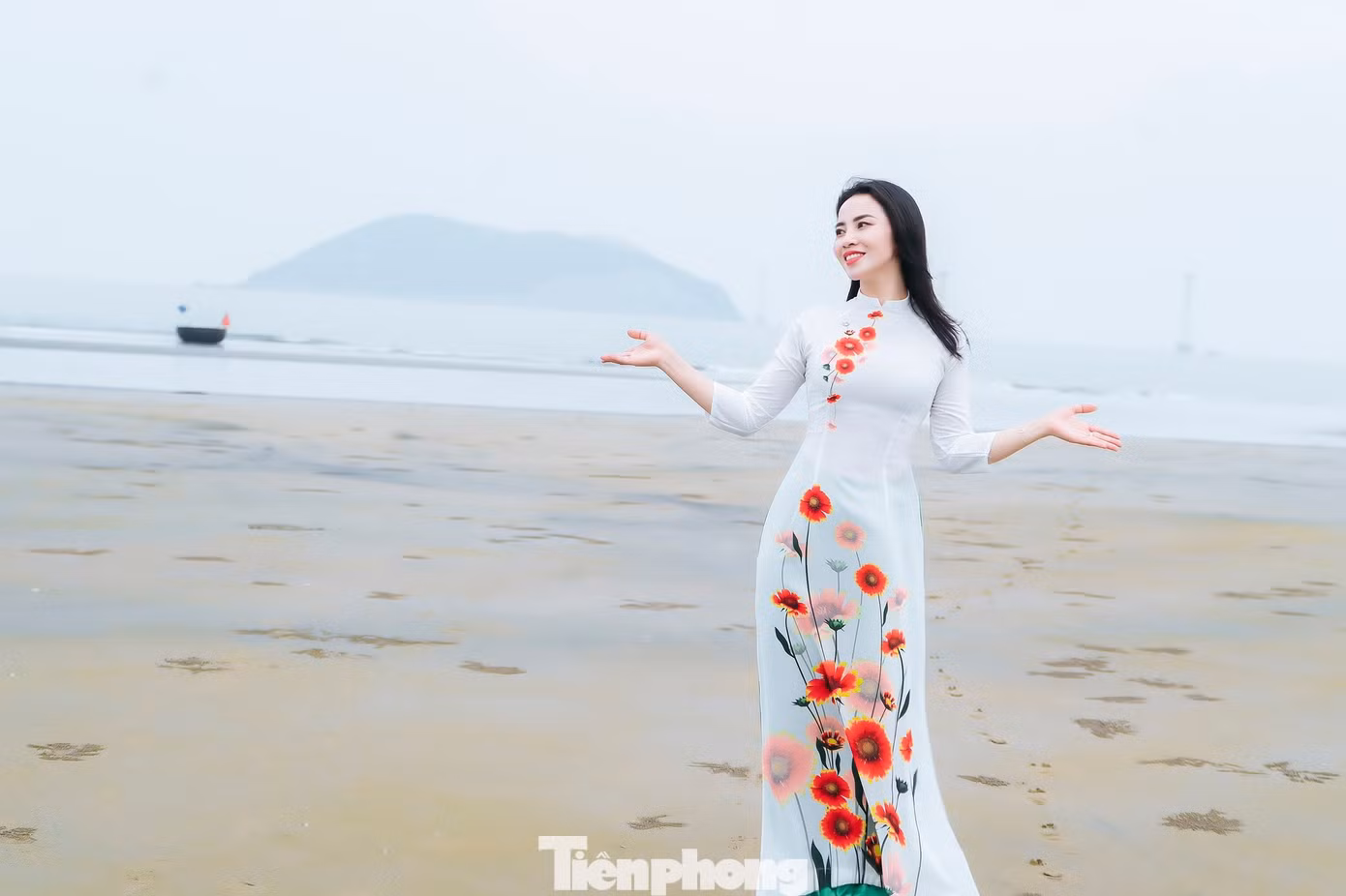 Những bông hoa cúc biển trở thành điểm nhấn tô thêm vẻ đẹp của người phụ nữ.
