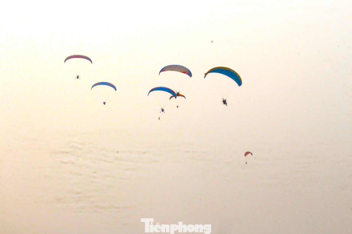 Dịp này, ngoài biểu diễn dù lượn khai mạc và bay biểu diễn đội hình, huyện Quỳ Hợp còn tổ chức các chương trình văn nghệ; hoạt động triển lãm, quảng bá một số hình ảnh của địa phương và của tỉnh; tổ chức một số loại hình trò chơi dân gian của đồng bào dân tộc ở Quỳ Hợp.