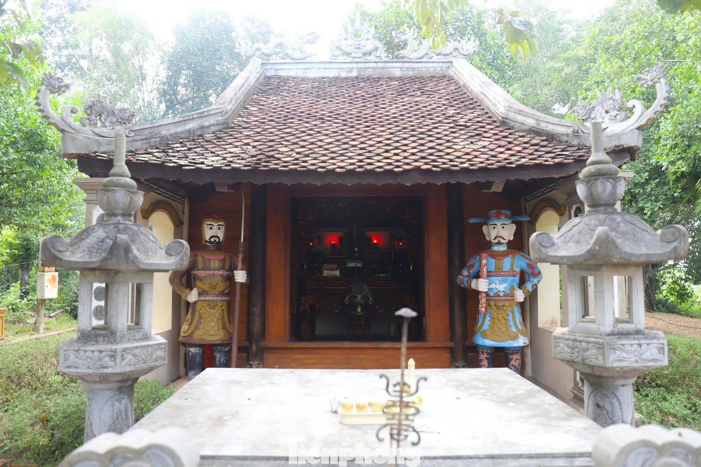 Đền thờ Mai Thánh Mẫu gồm có chính điện, nhà trù, bia dẫn tích. Công trình được khởi dựng vào năm 2012, nằm trên đỉnh cồn Chèn, cách cồn Dẻ gần 1 km.