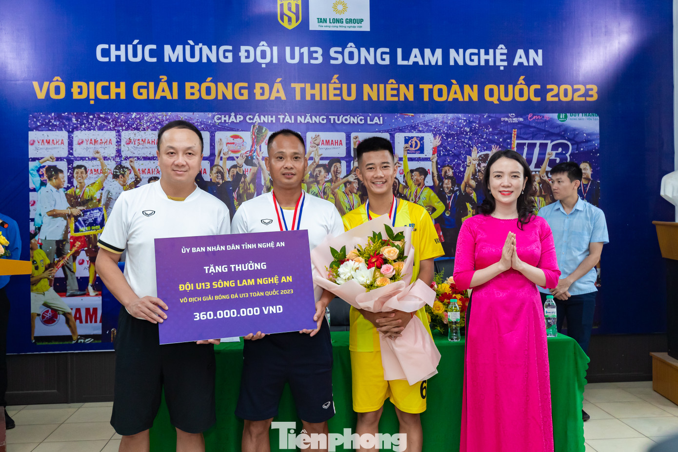 Tỉnh Nghệ An trao thưởng 360 triệu đồng cho tập thể U13 Sông Lam Nghệ An.