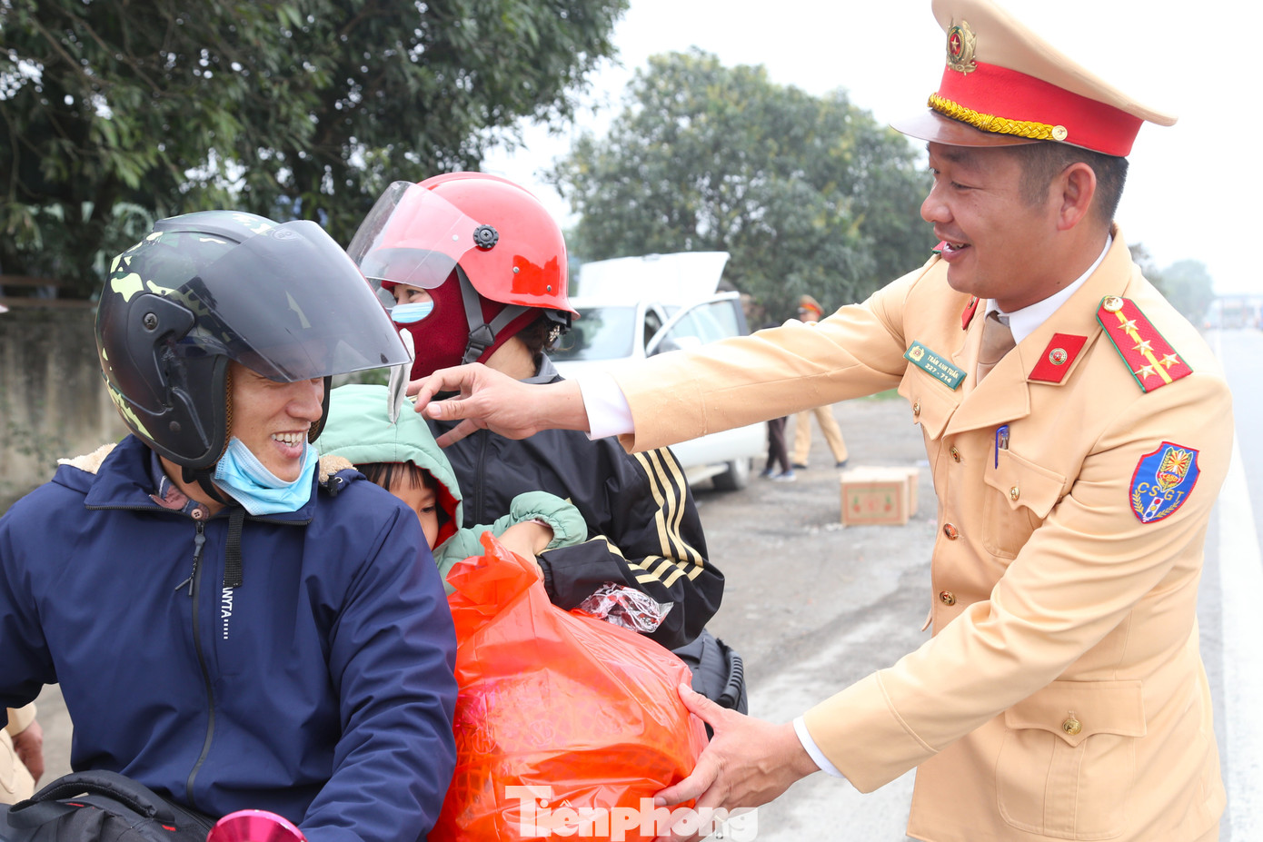 Đại úy Trần Anh Tuấn, Bí thư Đoàn Phòng CSGT Công an tỉnh Nghệ An cho biết, đây là năm thứ 3 liên tiếp, cán bộ, chiến sĩ CSGT thực hiện việc tiếp sức, hỗ trợ người dân đi xe máy về quê. “Với tinh thần nỗ lực “xuyên đêm, xuyên Tết” bảo đảm trật tự an toàn giao thông, lực lượng CSGT đã lập điểm hỗ trợ, tặng quà để tiếp sức cho người dân về quê ăn Tết. Hoạt động nhằm động viên, tiếp thêm tinh thần giúp người dân tham gia giao thông lái xe an toàn trên đường về quê đón Tết”, Đại úy Tuấn chia sẻ.