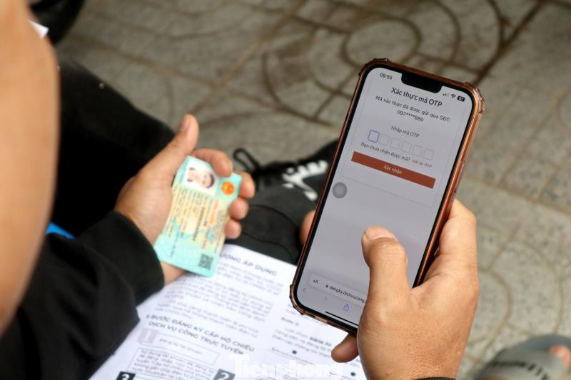 Sau khi được hướng dẫn, nhiều người dân có thể dễ dàng tự đăng ký, nộp hồ sơ làm hộ chiếu qua dịch vụ công.