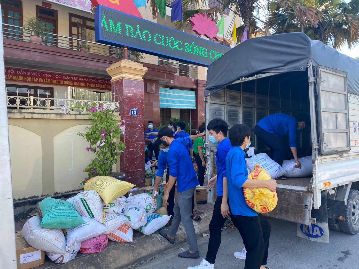 Thấu hiểu nỗi vất vả đó, với tinh thần xung kích của tuổi trẻ, Huyện đoàn Thanh Chương, Nghệ An đã triển khai chương trình “Nông sản sạch Thanh Chương - 0 đồng”.