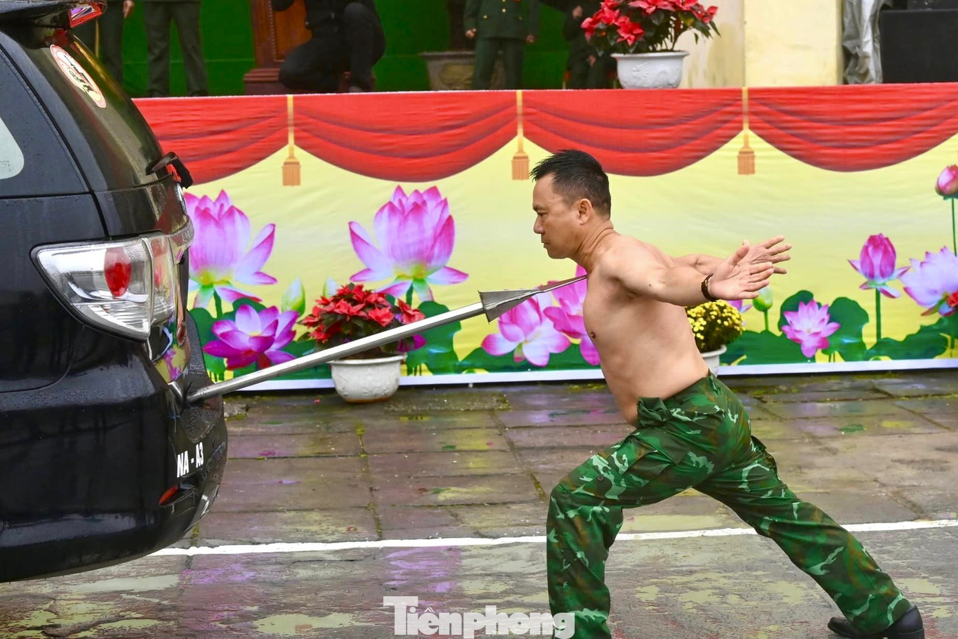 Cán bộ Biên phòng vận khí công chống giáo vào yết hầu đẩy xe ô tô 7 chỗ di chuyển hàng chục mét.