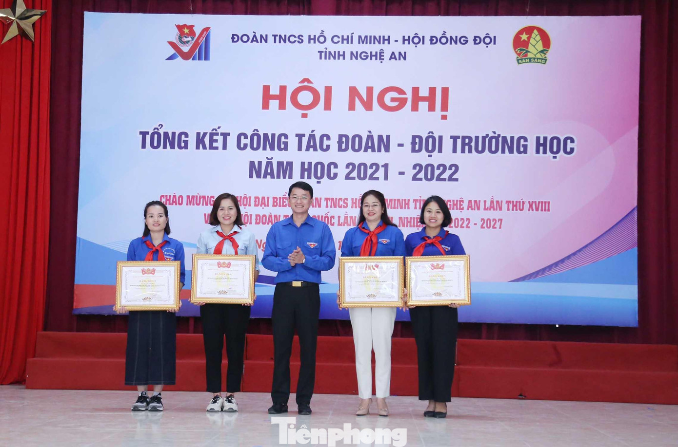 Anh Trần Linh - Phó Bí thư Tỉnh Đoàn Nghệ An trao Bằng khen cho các cá nhân có thành tích xuất sắc trong công tác Đội và phong trào thiếu nhi 2021-2022 được Hội đồng Đội Trung ương khen thưởng.