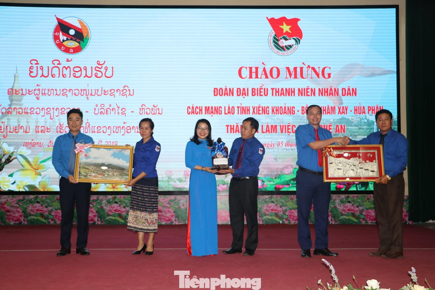 Thắm tình hữu nghị Việt Nam - Lào Thắm tình hữu nghị Việt Nam - Lào