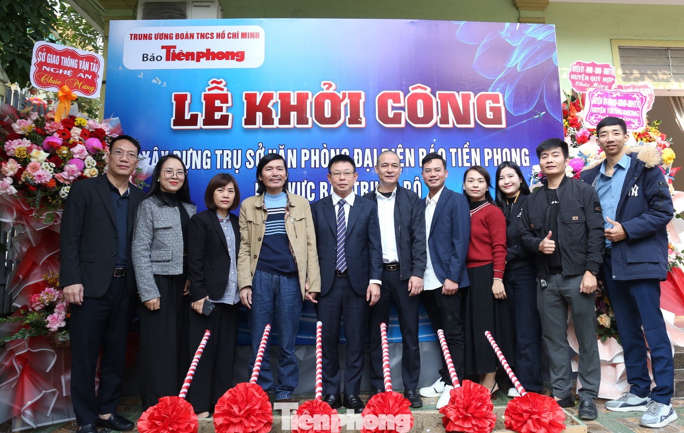 Tổng biên tập báo Tiền phong Phùng Công Sưởng chụp ảnh cùng phóng viên Văn phòng đại diện khu vực Bắc Trung bộ