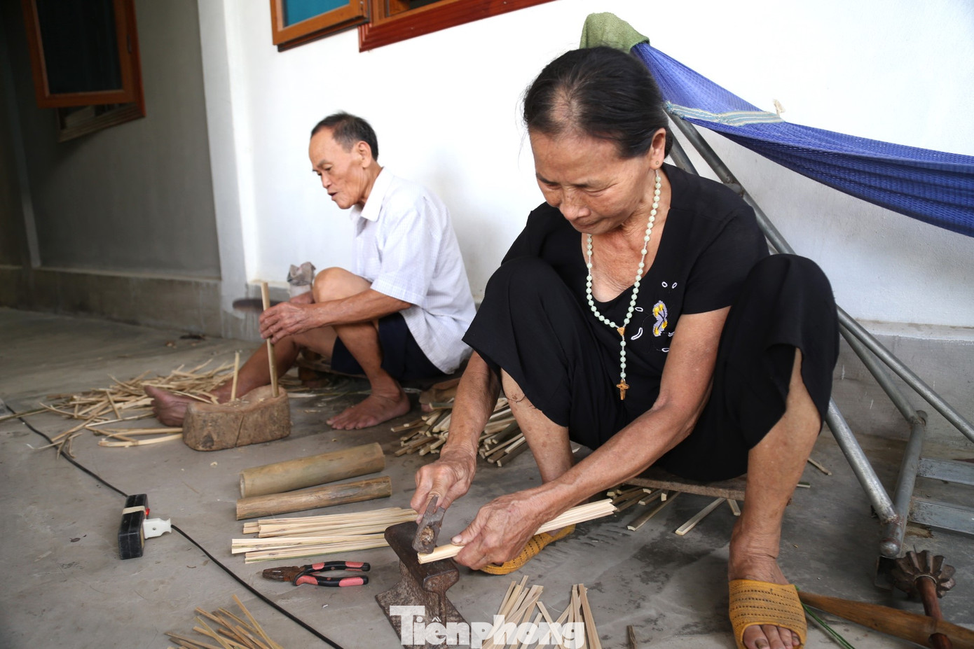 Nghề làm quạt giấy làng Nam, xã Nghi Trung, huyện Nghi Lộc, Nghệ An hình thành cách đây hàng trăm năm, khởi nguồn từ chính những người dân trong làng. Ông Lê Văn Trung (74 tuổi) cho biết không ai biết nghề làm quạt giấy ở làng có từ lúc nào. Chỉ biết khi lớn lên đã thấy ông bà, cha mẹ đi khắp nơi chặt tre về cưa, chẻ, gọt, phết giấy… Nghề làm quạt giấy làng Nam, xã Nghi Trung, huyện Nghi Lộc, Nghệ An hình thành cách đây hàng trăm năm, khởi nguồn từ chính những người dân trong làng. Ông Lê Văn Trung (74 tuổi) cho biết không ai biết nghề làm quạt giấy ở làng có từ lúc nào. Chỉ biết khi lớn lên đã thấy ông bà, cha mẹ đi khắp nơi chặt tre về cưa, chẻ, gọt, phết giấy…