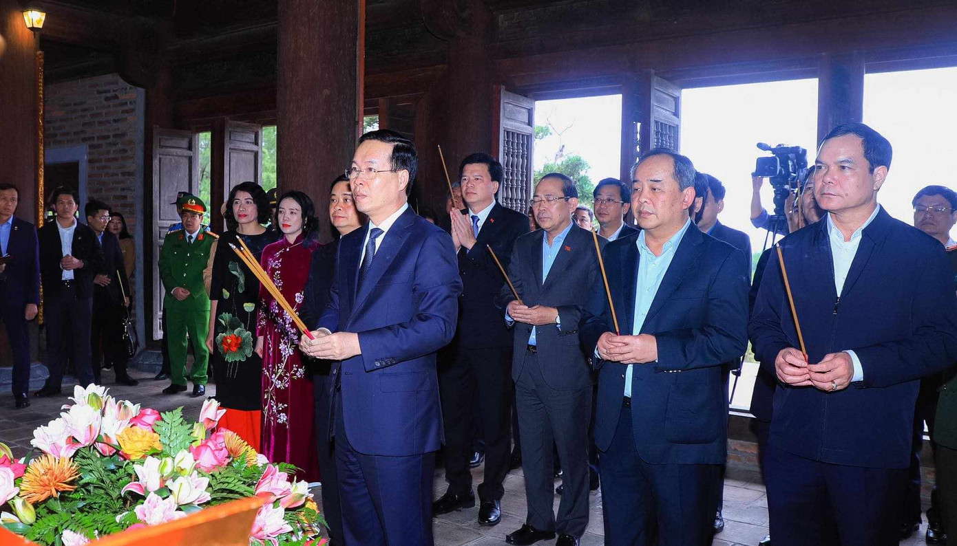 Chủ tịch nước Võ Văn Thưởng và đoàn đại biểu dâng hương tại Đền Chung Sơn