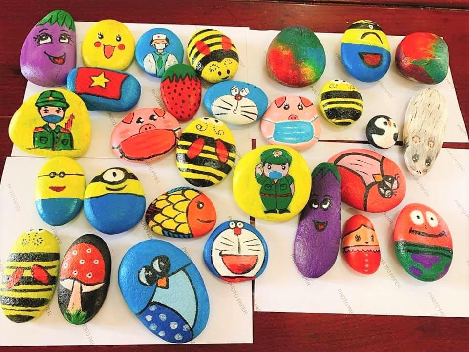 Chỉ sau khoảng một giờ đồng hồ, qua bàn tay khéo léo của các bạn đoàn viên, những hòn đá suối tưởng chừng như vô tri trở thành bức tranh sinh động mô phỏng chiến sỹ công an, bộ đội, bác sỹ, những lực lượng tuyến đầu đang ngày đêm chiến đấu để đẩy lùi dịch bệnh.