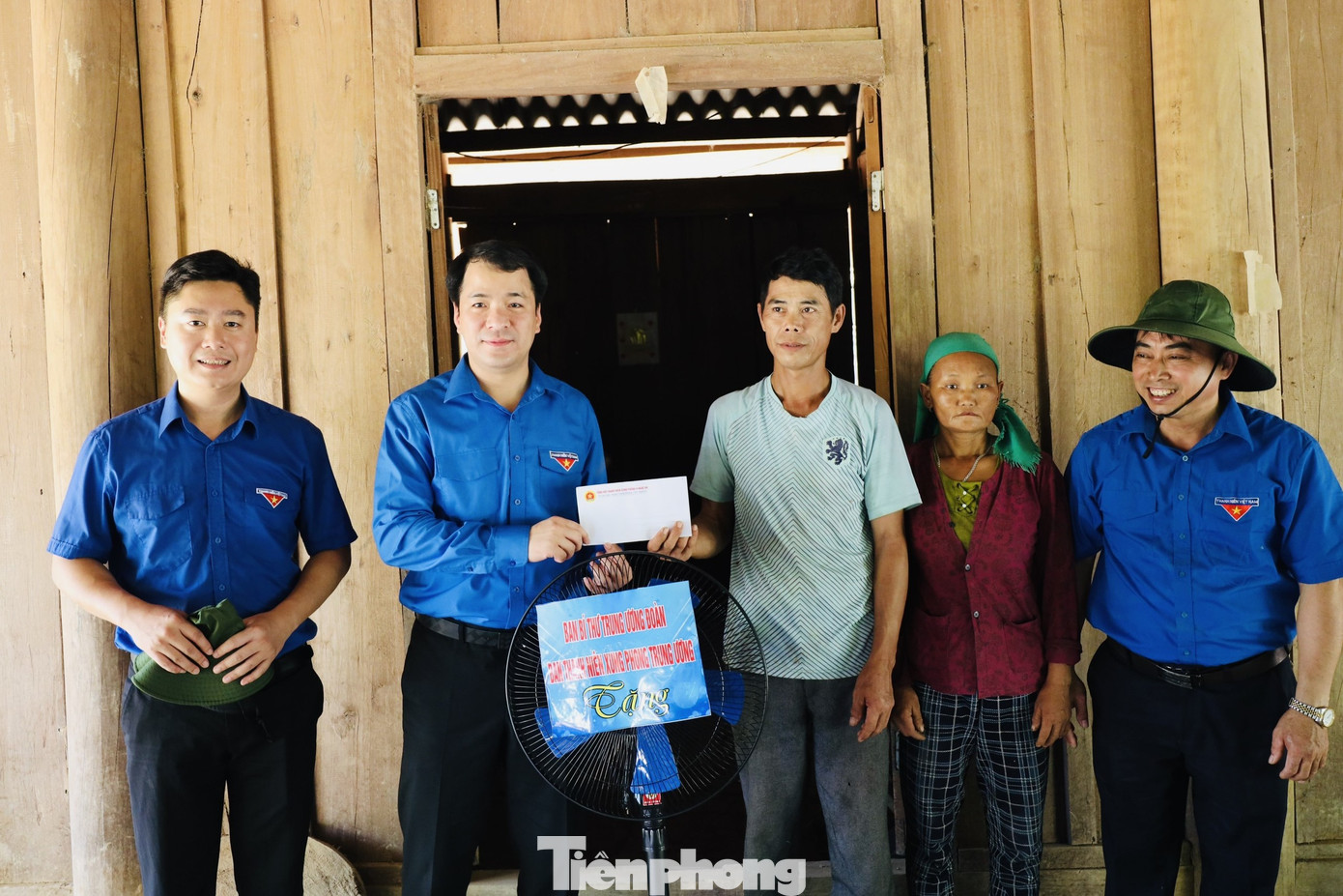 Thăm và tặng quà gia đình 2 đội viên làm kinh tế giỏi của tổng đội. Trong năm qua, Tổng đội đã hỗ trợ gần 230 triệu đồng cho người dân phát triển các mô hình chăn nuôi, khuyến khích bà con nhân rộng mô hình ra các bản trong toàn xã.