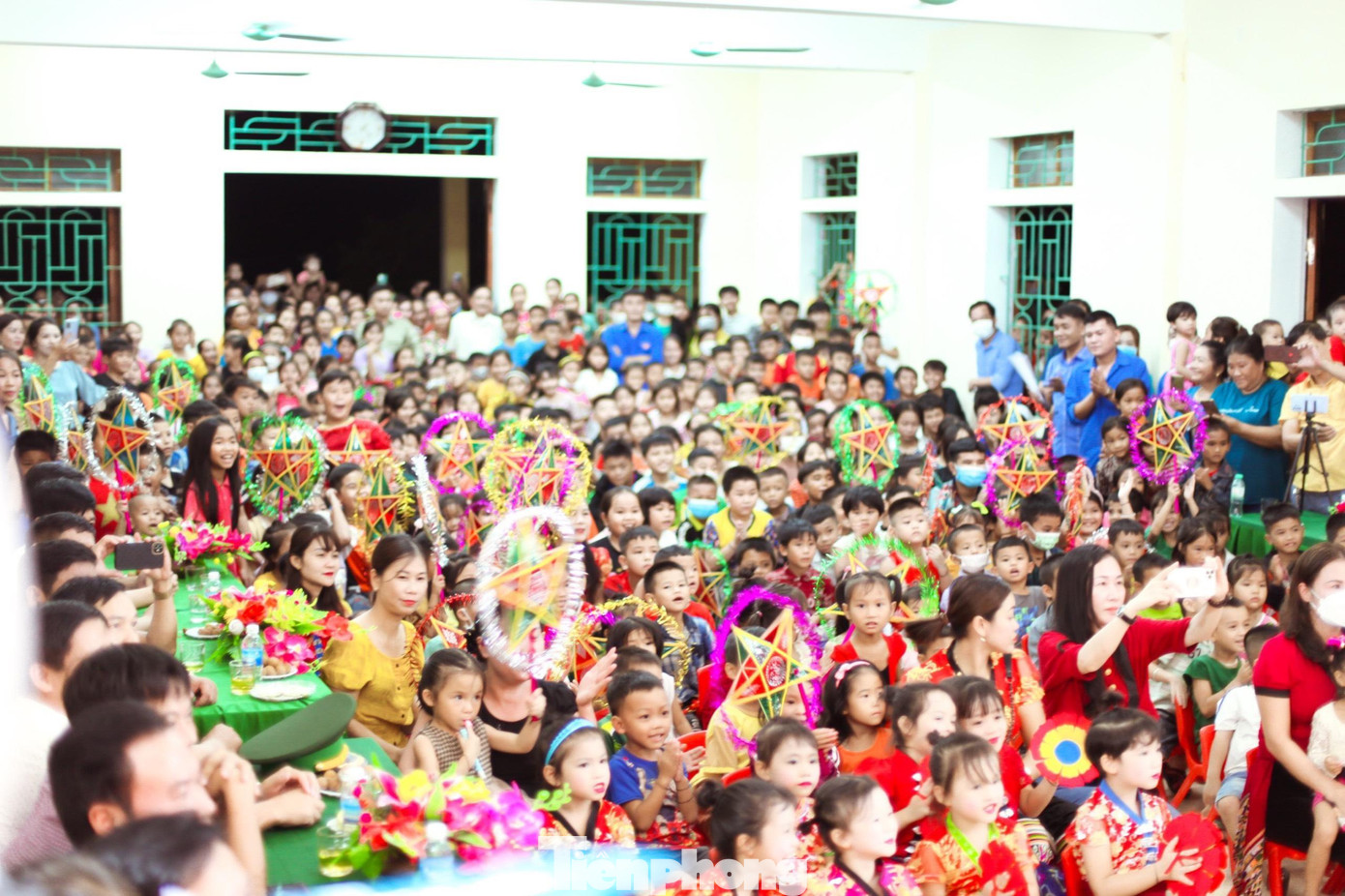 Hòa chung niềm vui Tết Trung thu, BTV Huyện đoàn Thanh Chương (Nghệ An) phối hợp với các đơn vị tổ chức chương trình “Trung thu yêu thương” cho các em thiếu niên nhi đồng ở vùng tái định cư Ngọc Lâm, Thanh Sơn. (Ảnh: TH)