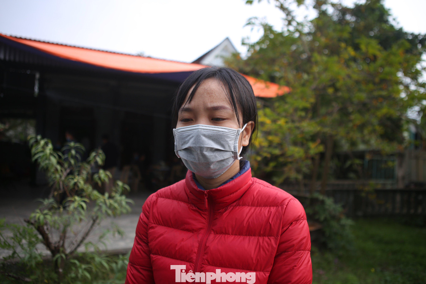 Chị T. đau buồn khi nghe tin chồng tử nạn ở eo biển Manche