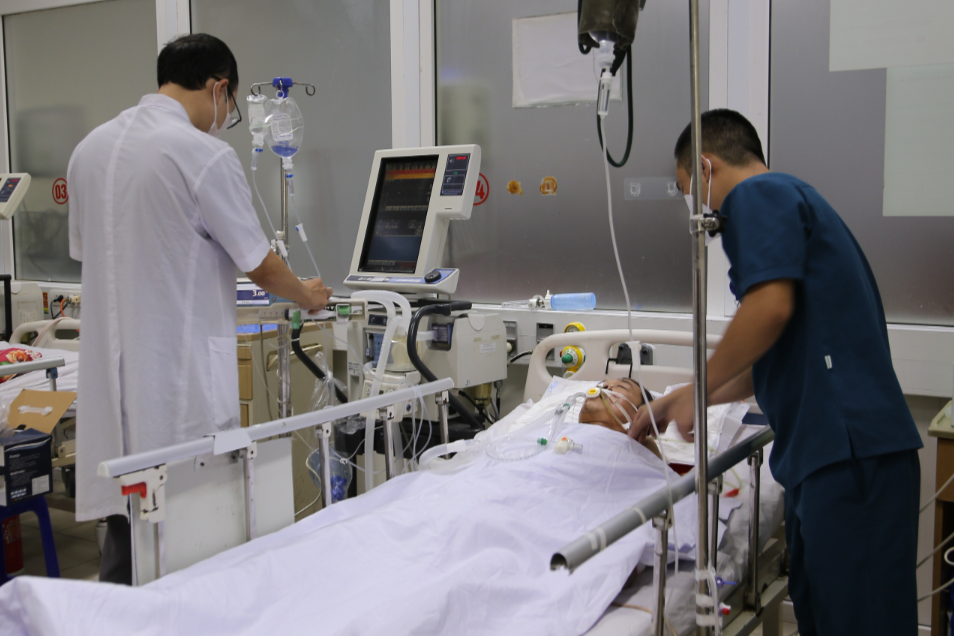 Các bác sĩ Khoa chống độc (Bệnh viện Hữu nghị Đa khoa Nghệ An) điều trị cho bệnh nhân.