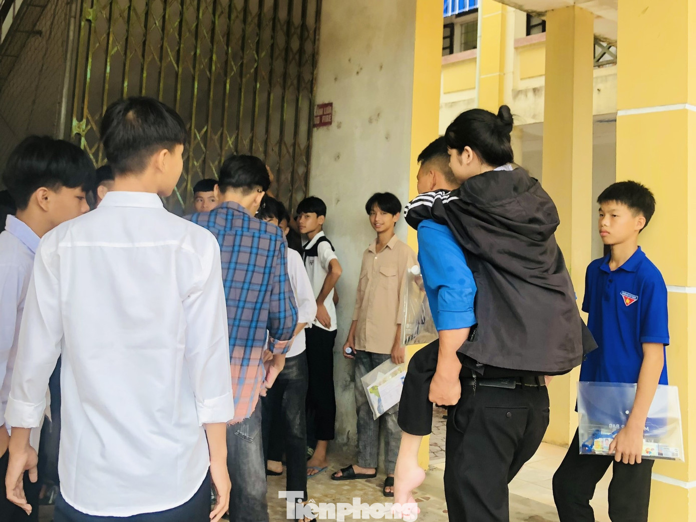 Việc đi lại với Hiền rất khó khăn.