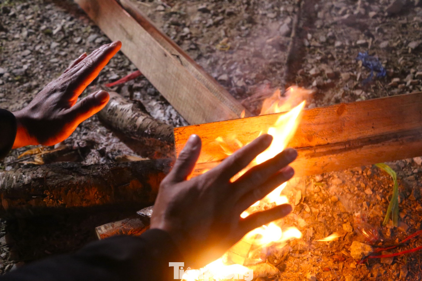 Giá rét kèm mưa khiến cuộc sống của người dân bị đảo lộn.