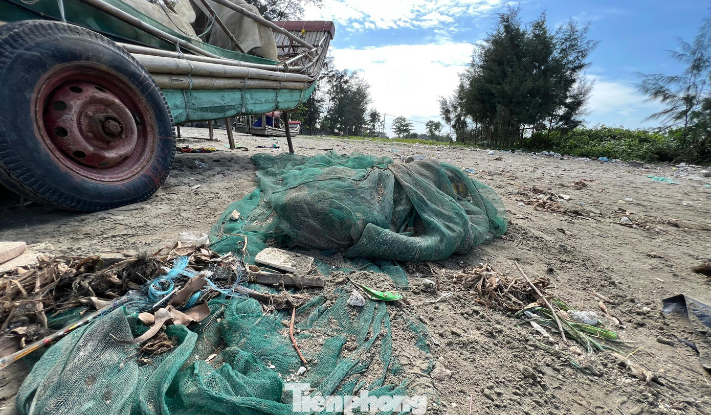 Ông Phạm Xuân Lân (55 tuổi, trú xóm Yên thịnh, xã Diễn Kim) chia sẻ, trước đây người dân thường tận dụng vật liệu từ những bè mảng hư hỏng để làm chuồng trại, chất đốt... nhưng nay ít dùng, nên bè mảng cũ nát vứt dọc bờ biển.