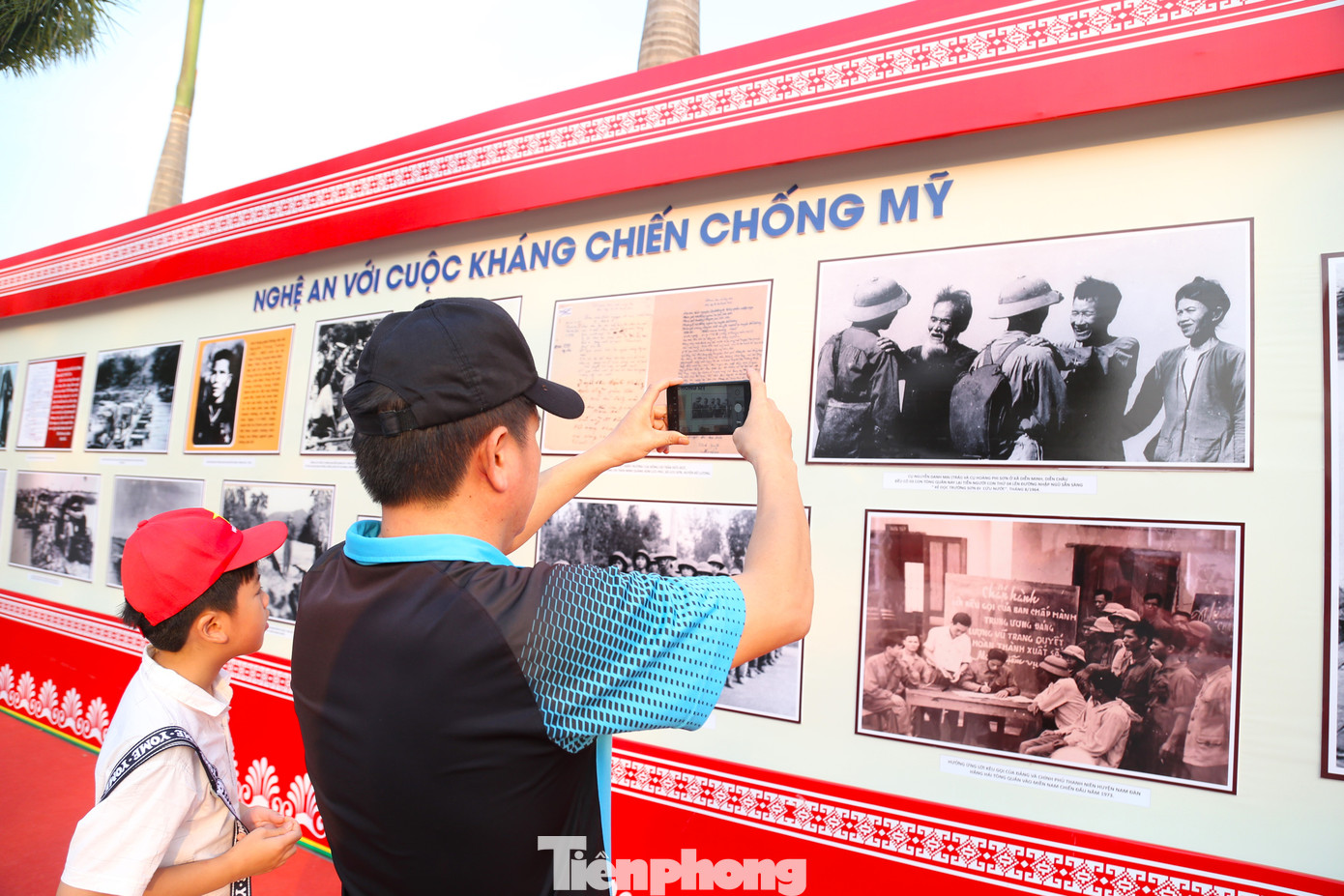 Nhiều gia đình đưa các con đến Quảng trường Hồ Chí Minh để tìm hiểu lịch sử, từ đó giáo dục lòng yêu nước. Nhiều gia đình đưa các con đến Quảng trường Hồ Chí Minh để tìm hiểu lịch sử, từ đó giáo dục lòng yêu nước.