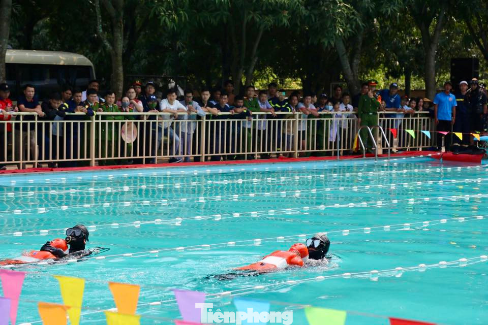 Trước đó các đội thi đã trải qua 2 phần thi gồm: Chỉ huy chữa cháy và cứu nạn, cứu hộ và Bơi cứu nạn, cứu hộ.