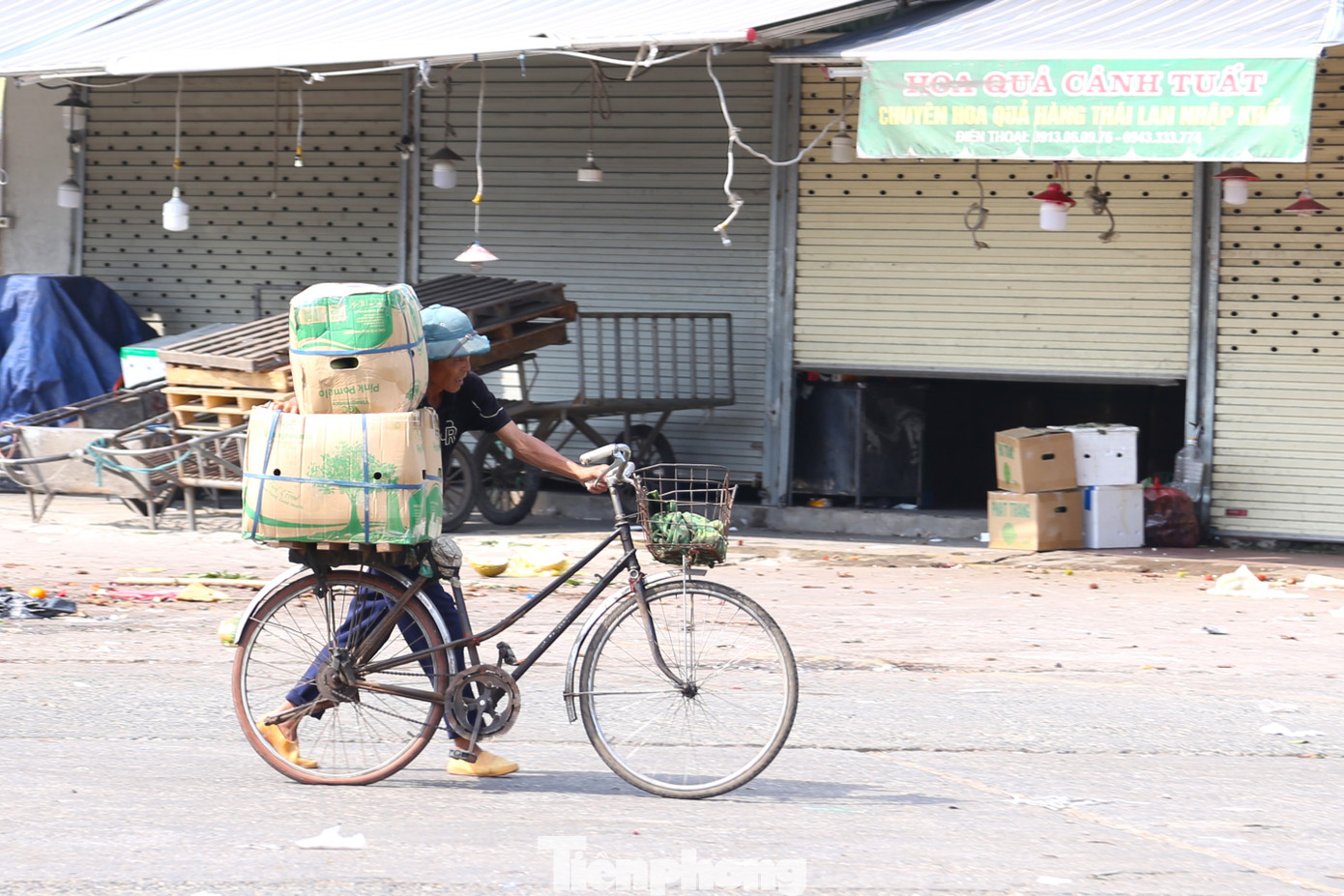Trong cái nắng gay gắt, nhiều lao động vẫn phải gồng mình làm việc mưu sinh.