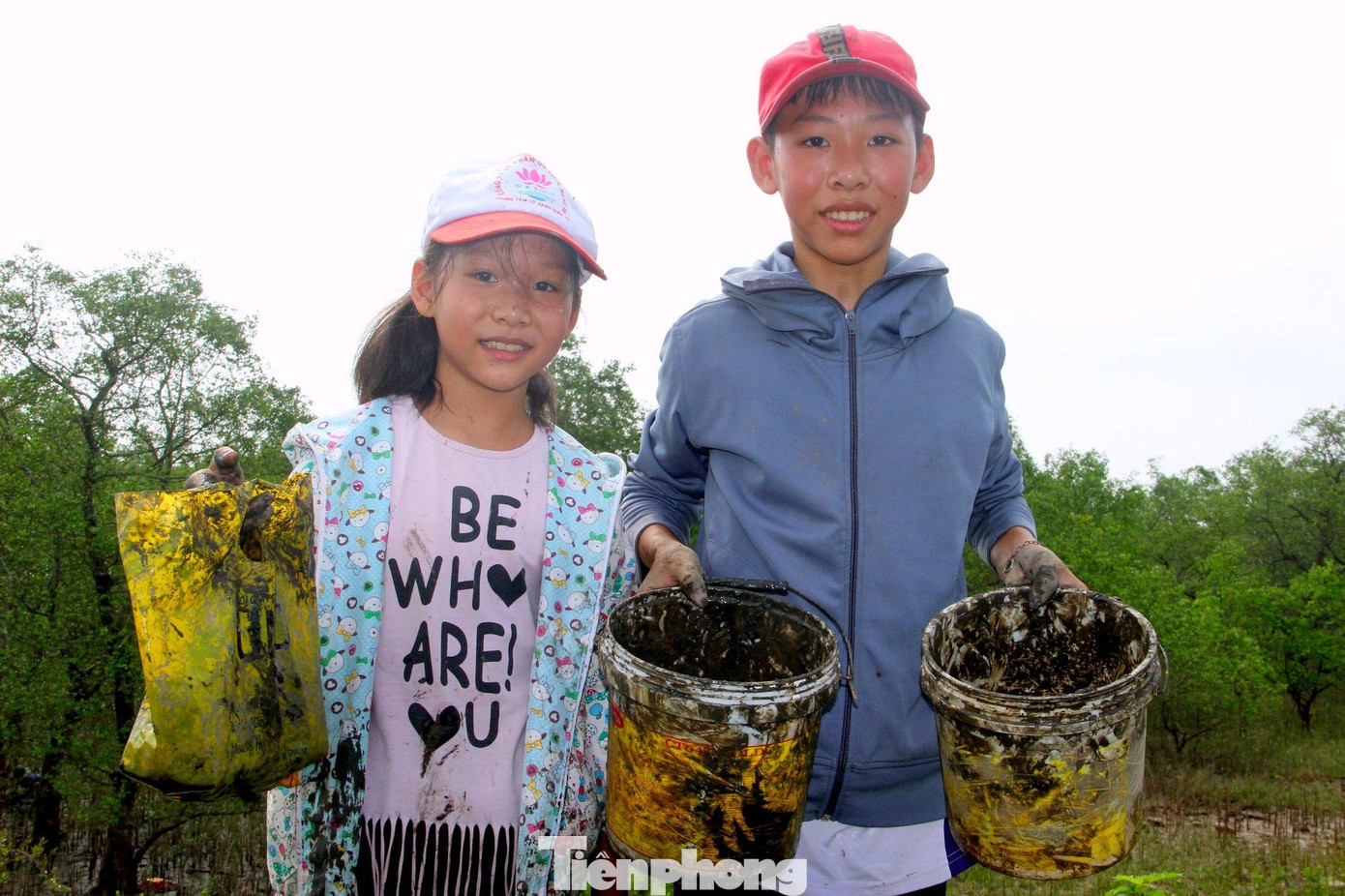 Trung bình mỗi buổi, những đứa trẻ như Trang có thể bắt được từ 2 - 3kg cáy, bán với giá từ 70.000 - 80.000 đồng/kg.