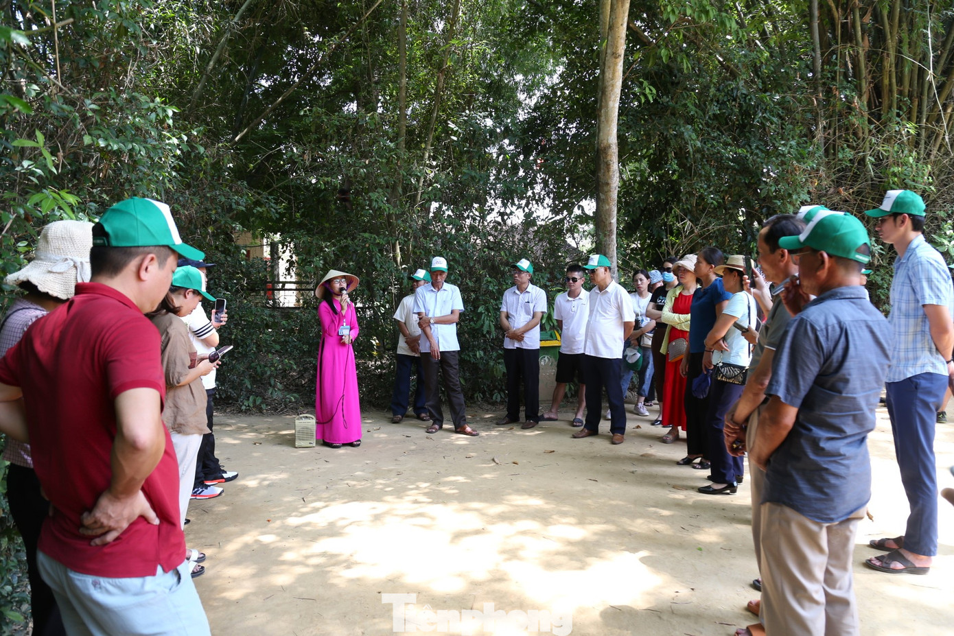 Du khách nghe thuyết minh viên kể về cuộc đời và sự nghiệp của Chủ tịch Hồ Chí Minh.