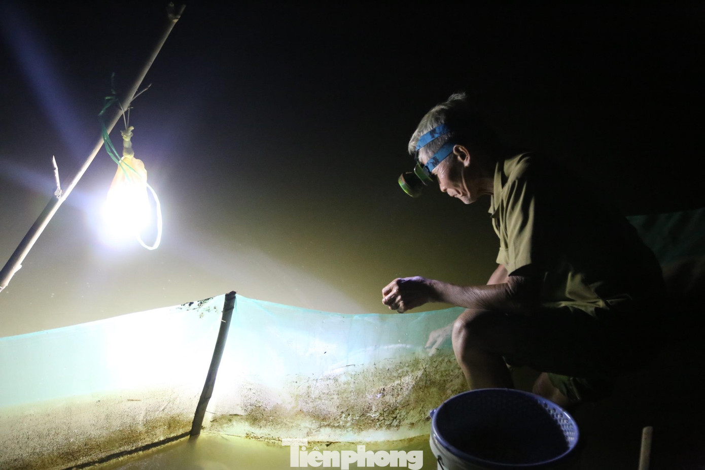 Công việc tưởng chừng đơn giản nhưng khá vất vả bởi người vớt phải cúi khom lưng trong thời gian dài, nhanh tay vợt rươi, tránh rươi lao vào lưới chắn hay theo dòng nước trôi ra ngoài mương.