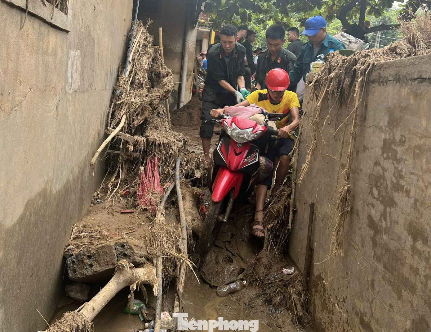 Giúp dân vượt qua đoạn đường đổ nát, tan hoang Giúp dân vượt qua đoạn đường đổ nát, tan hoang