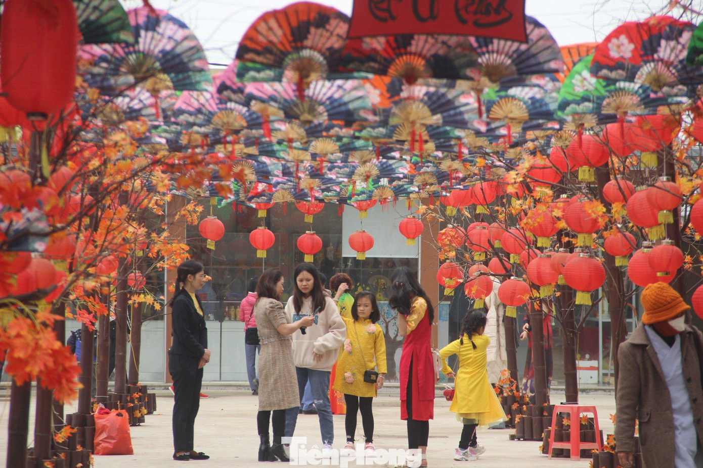 Cứ mỗi dịp Tết Nguyên đán, phật tử tại chùa lại bày trí những tiểu cảnh, chậu hoa, bồn cây, lồng đèn tự chế cùng các thiết kế đồ họa, tạo cảnh sắc lung linh, rực rỡ.