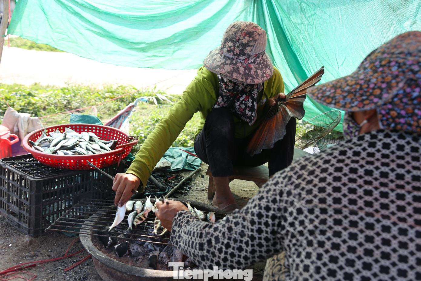 Hơn 5 năm làm nghề nướng cá, chị Bùi Thị Lệ (trú xóm Châu Nhân, xã Diễn Kim, huyện Diễn Châu) cho biết, sau khi ngư dân đánh bắt trở về, chị sẽ thu mua cá tươi đưa về nướng trong ngày. Để đảm bảo tươi ngon, cá về là phải nướng ngay, bất kể đó là sáng sớm hay giữa trưa. Thời tiết nắng nóng, sức nóng từ trên đầu dội xuống, cộng với hơi nóng từ mặt đường hấp lên khiến khuôn mặt người phụ nữ này đỏ au, đẫm mồ hôi.