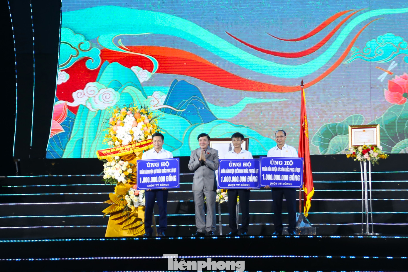 Thay mặt đoàn công tác của Quốc hội, Tổng Thư ký, Chủ nhiệm Văn phòng Quốc hội Bùi Văn Cường trao tặng số tiền 3 tỉ đồng cho nhân dân các huyện bị thiệt hại nặng nề do mưa lũ gây ra Thay mặt đoàn công tác của Quốc hội, Tổng Thư ký, Chủ nhiệm Văn phòng Quốc hội Bùi Văn Cường trao tặng số tiền 3 tỉ đồng cho nhân dân các huyện bị thiệt hại nặng nề do mưa lũ gây ra