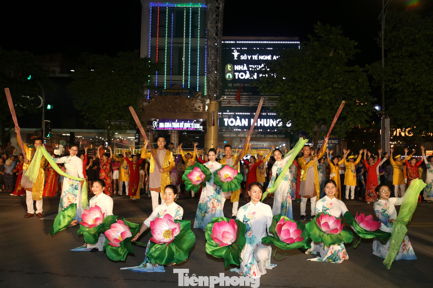 Mỗi tiết mục đều được dàn dựng công phu, tỉ mỉ, làm nổi bật đặc trưng vùng miền. Mỗi tiết mục đều được dàn dựng công phu, tỉ mỉ, làm nổi bật đặc trưng vùng miền.